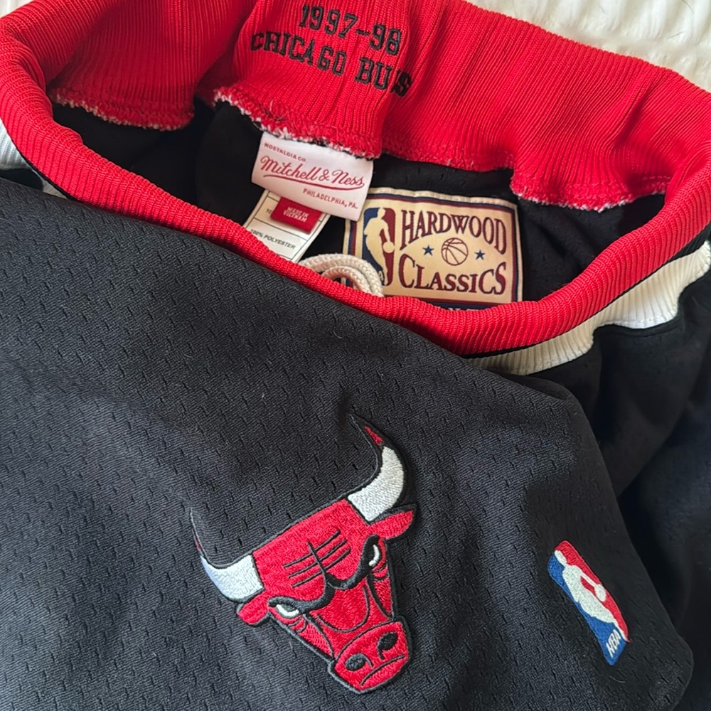 Mitchell & Ness 1997-99 Chicago Bulls Hardwood Classics Basketball Shorts